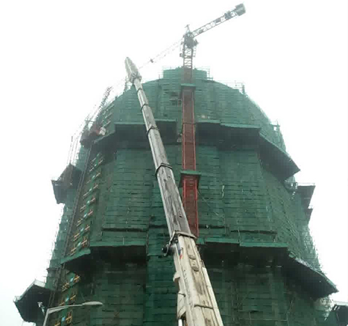 武鸣吊车在工地上作业